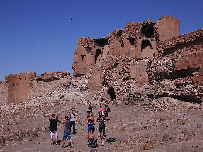 Polorozpadlé hradby někdejší arménské metropole Ani