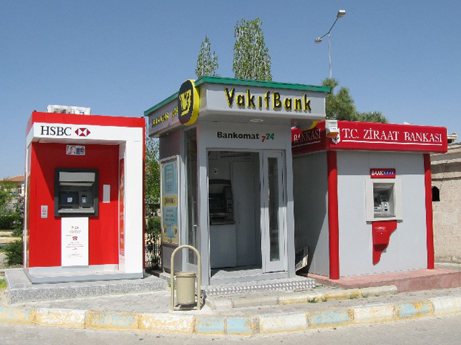 Bankomaty různých bank najdete v Turecku opravdu všude
