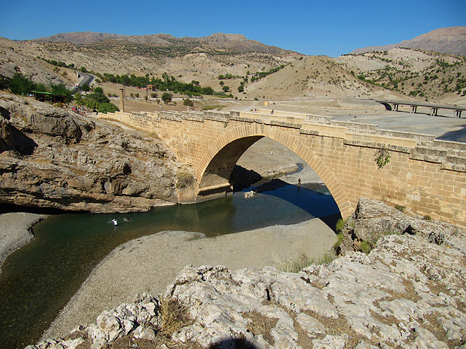 Most Cendere je jednou z tureckých kulturních památek