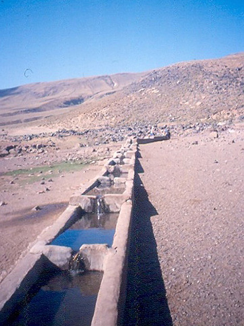Těžký život v Kurdistánu - pramen je jediným zdrojem vody pro vesnici Serim Bayir na svazích sopky Nemrut