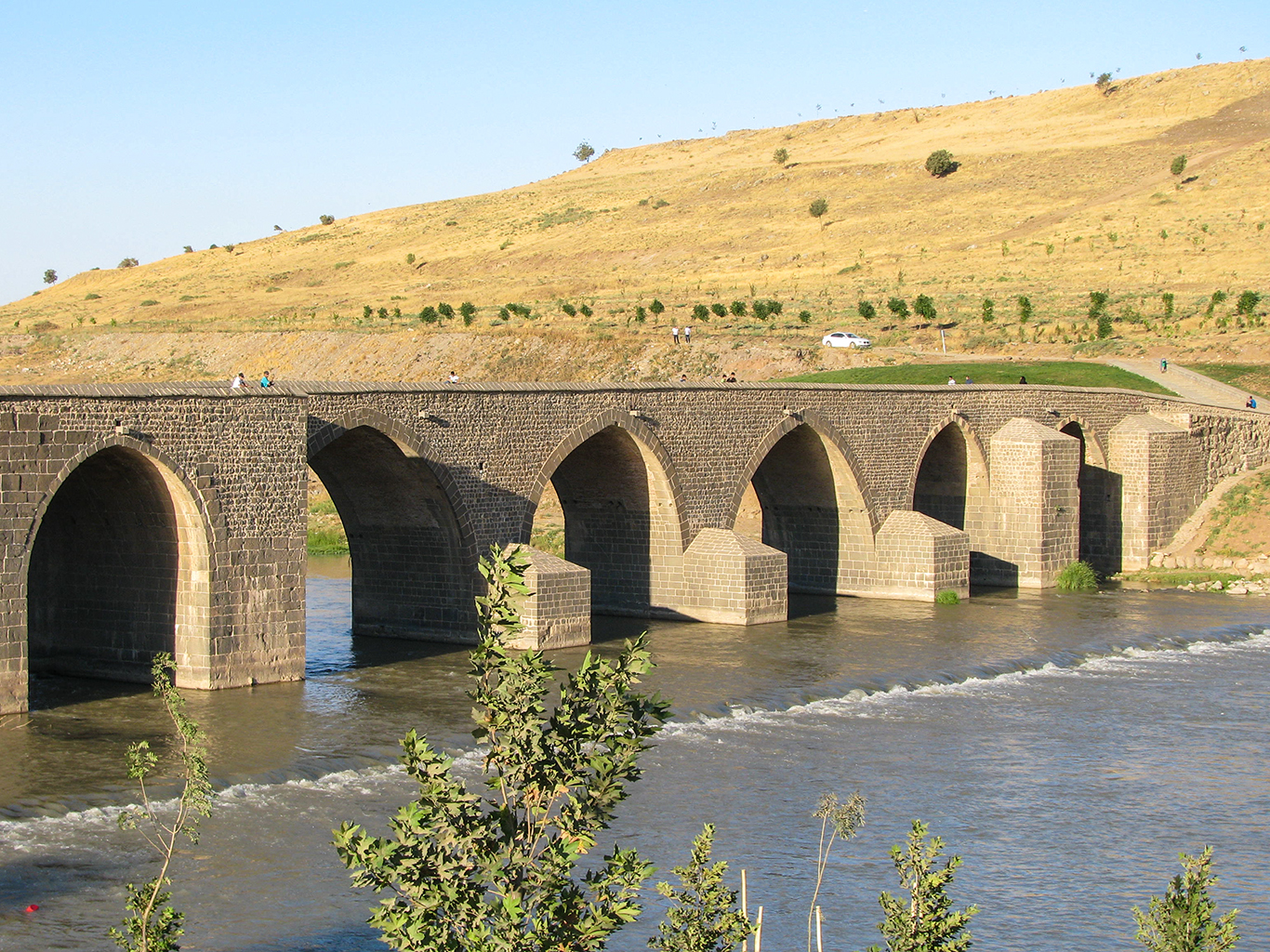 Most On Gözlü vede přes řeku Tigris