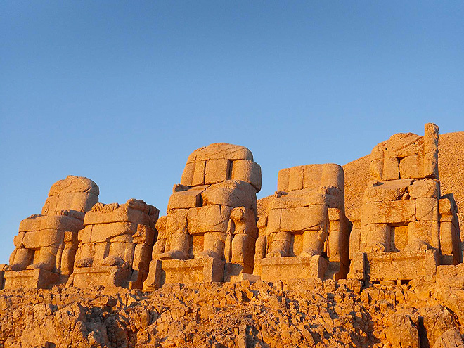 Starověké sochy na umělém pahorku na vrcholu Nemrut Dağ