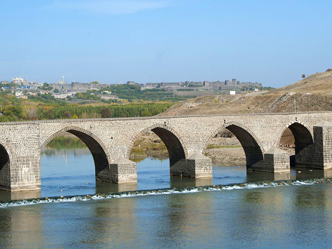 Most On Gözlü vede přes řeku Tigris