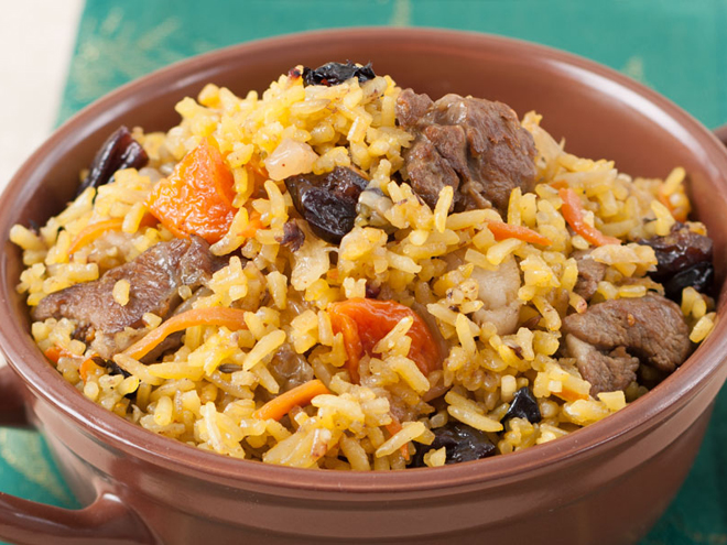 Tatarská specialita pilaf, skopové maso s rýží