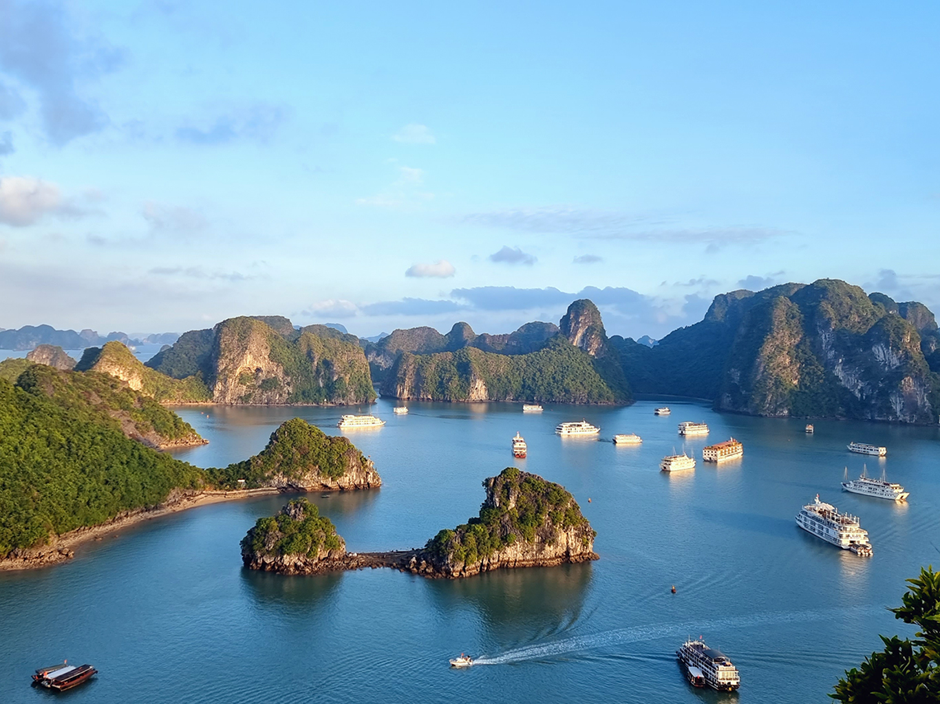 Turistické lodě kotvící v zátoce Ha Long Bay