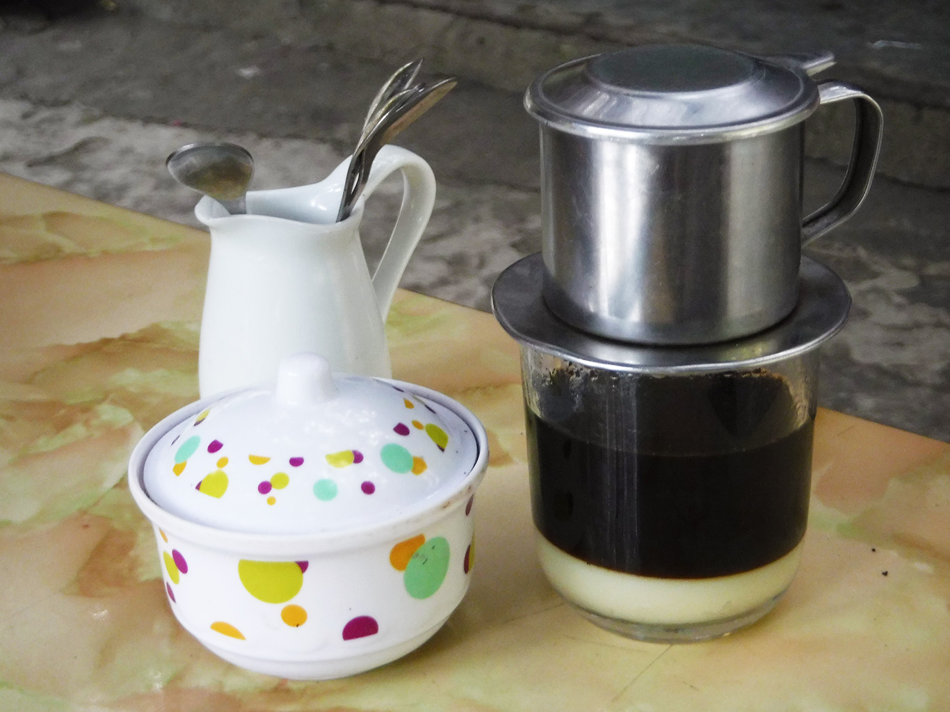 Káva se ve Vietnamu často servíruje s kondenzovaným mlékem 