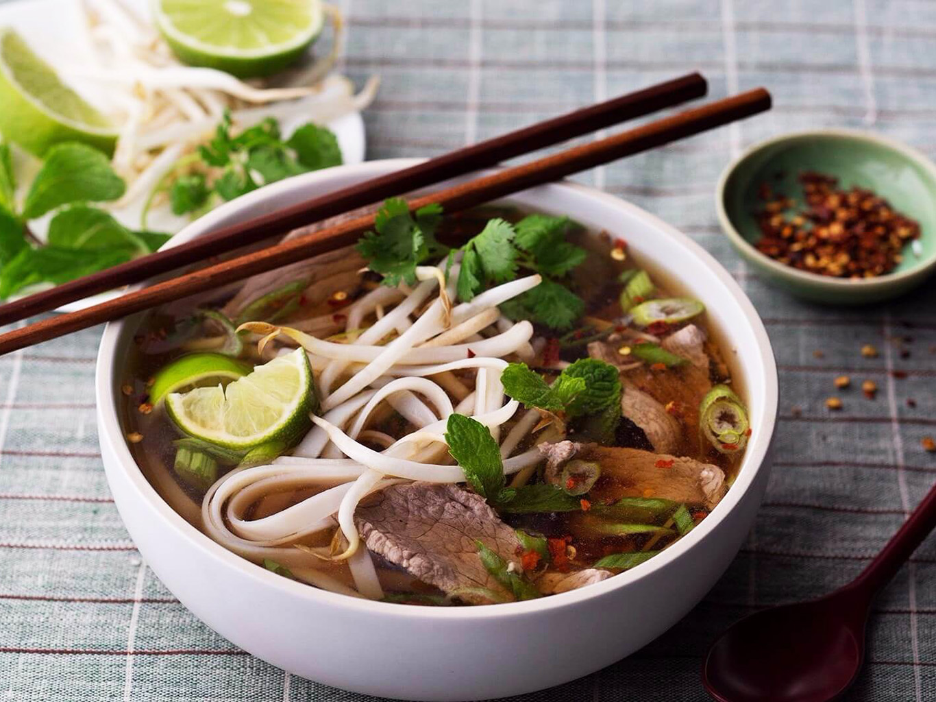 Hovězí polévku pho bo jedí Vietnamci nejčastěji k snídani