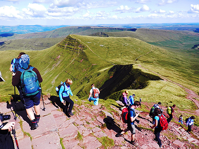 Sestup z vrcholu Pen-Y-Fan v pohoří Brecon Beacons