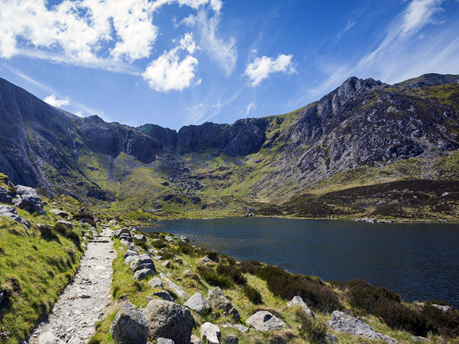 Jezero Llyn Idwal vzniklo ledovcovým modelováním krajiny v NP Snowdonia