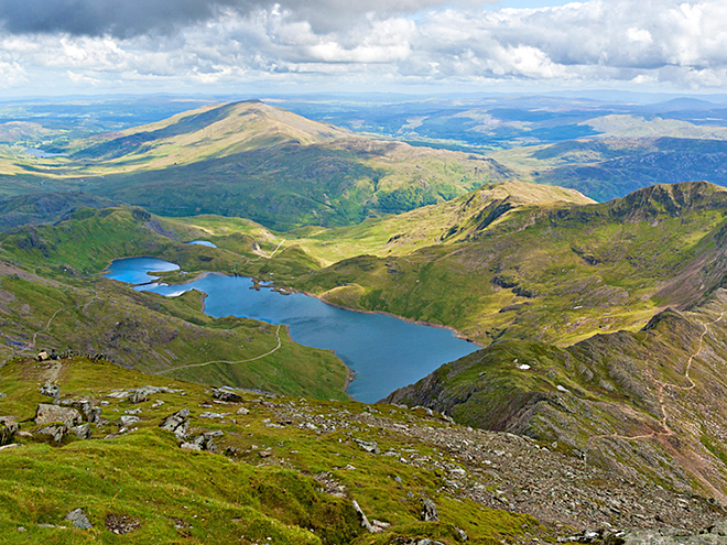 Nádherný výhled na NP Snowdonia z nejvyšší hory Walesu, ze Snowdonu