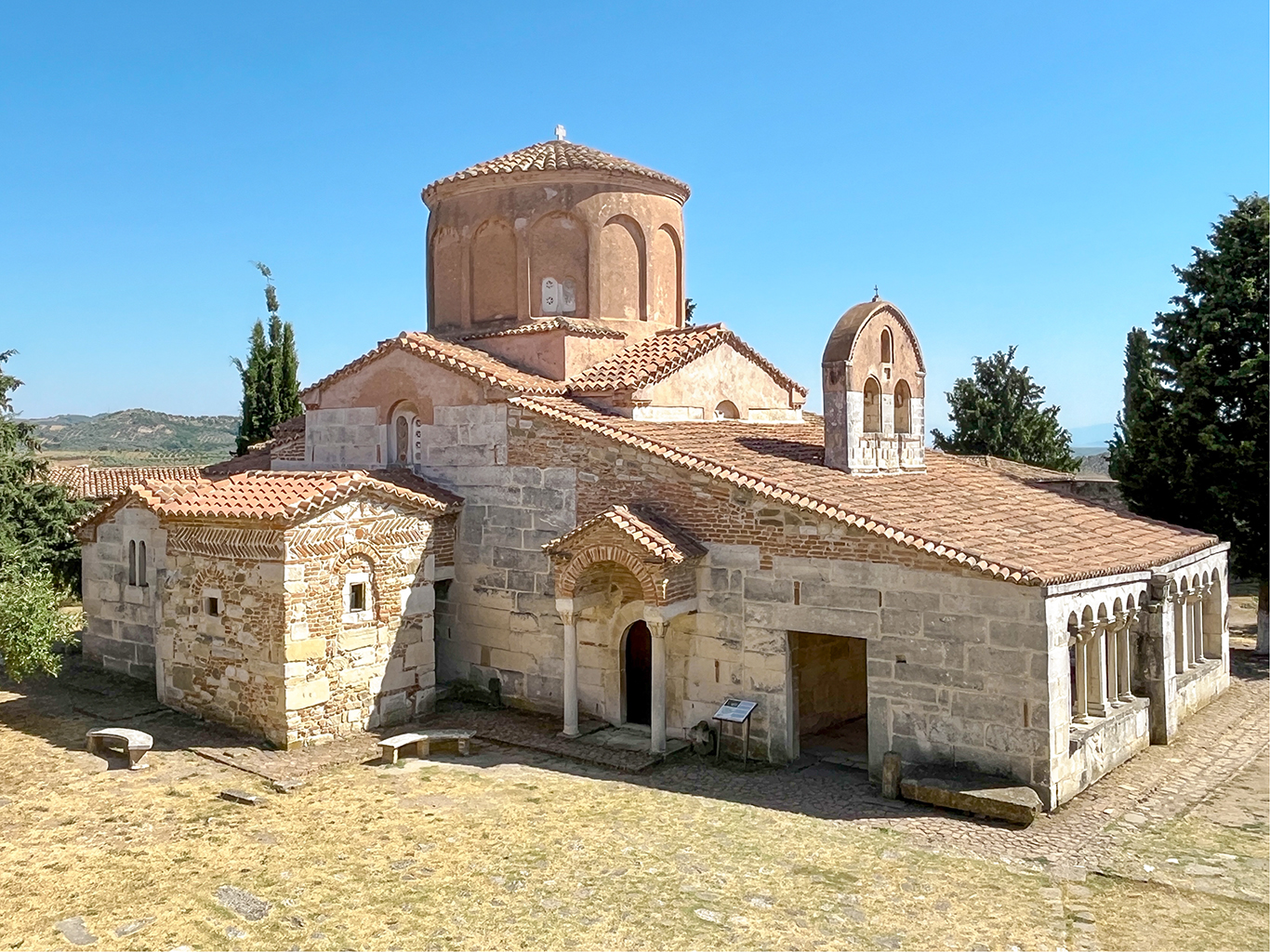 Pravoslavný kostelík je ozdobou byzantského kláštera v Apollonii