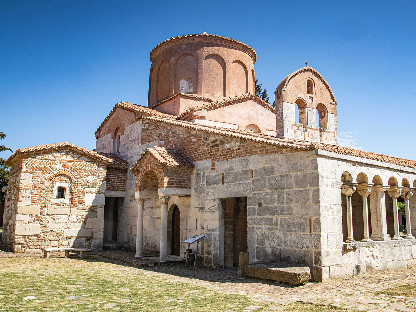 Pravoslavný kostelík je ozdobou byzantského kláštera v Apollonii