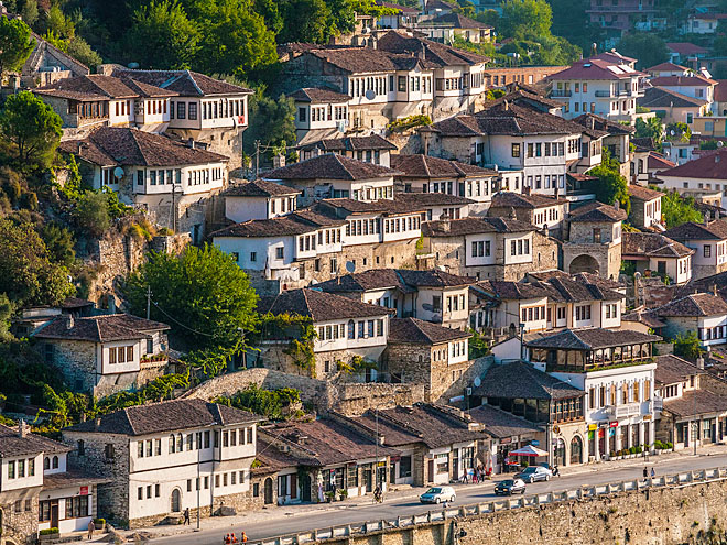 Město Berat tvoří bílé domky s červenými střechami