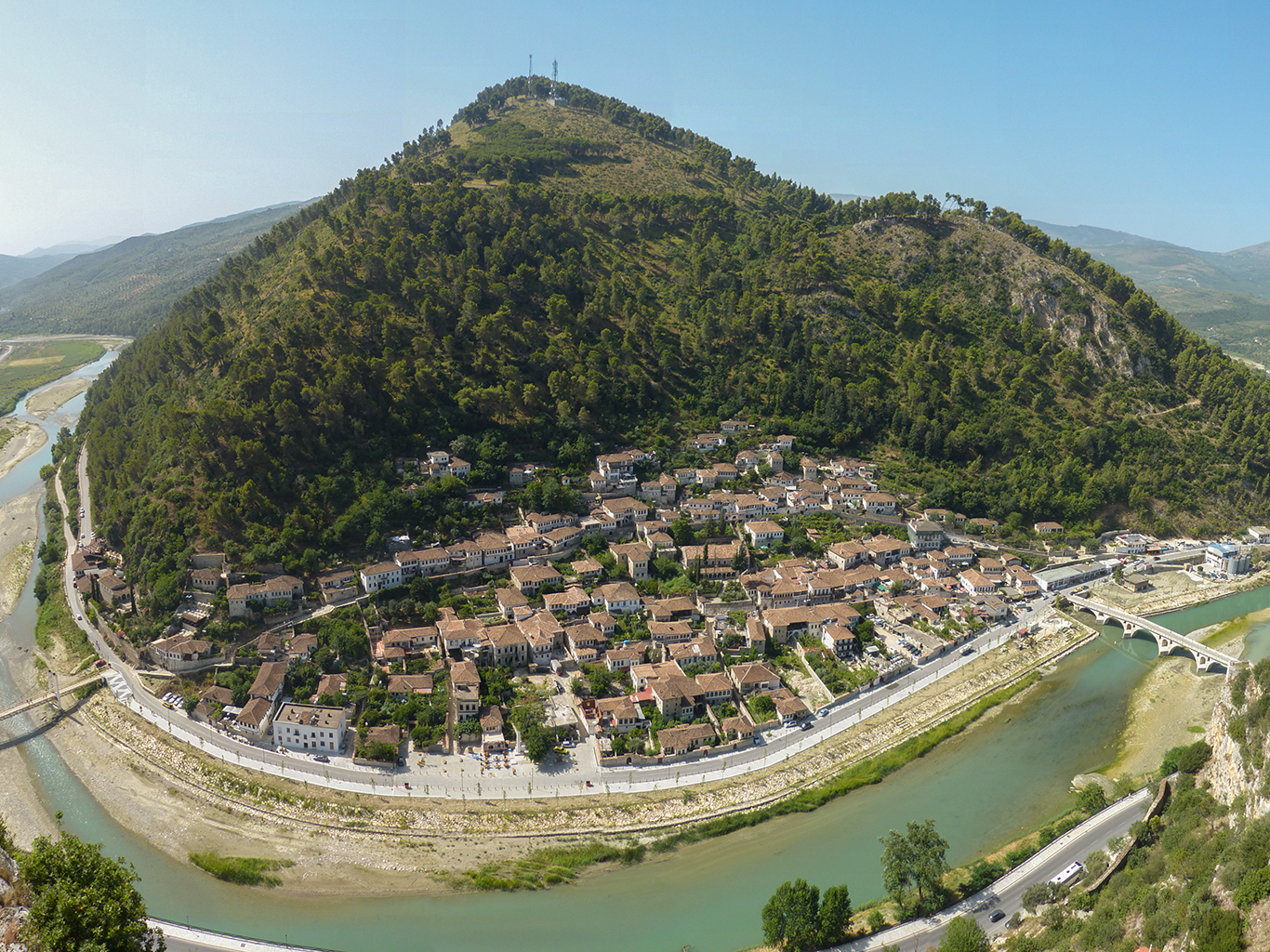 Výhled z beratské pevnosti na starobylou křesťanskou čtvrť Gorica