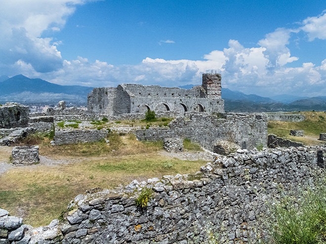 Rozvaliny kostela v pevnosti Rozafa nad městem Škodra