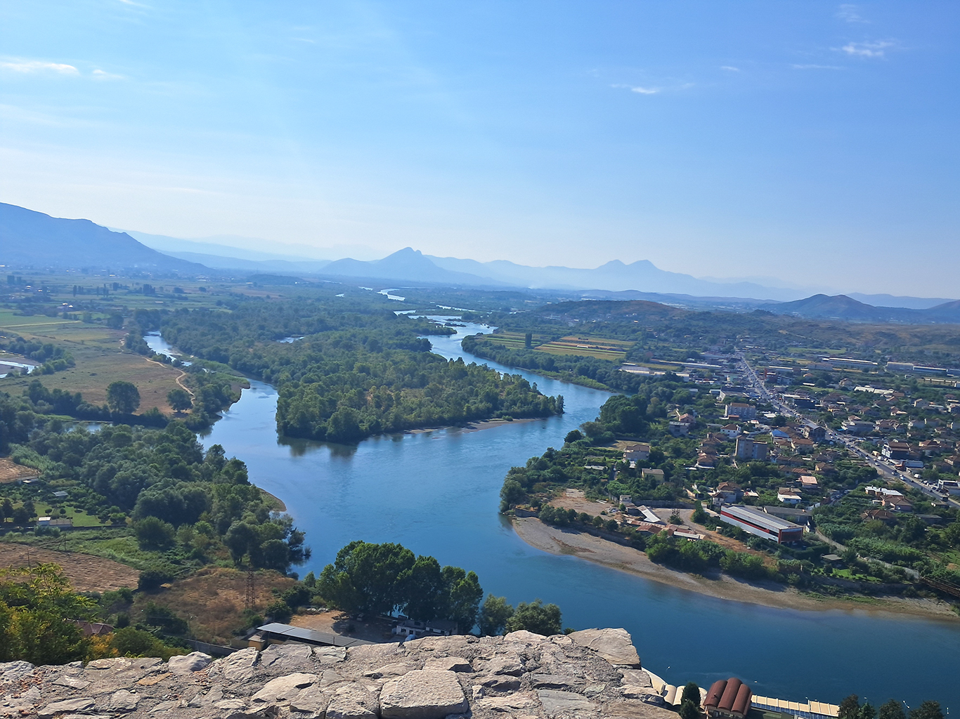 Výhled z pevnosti Rozafa na soutok tří řek