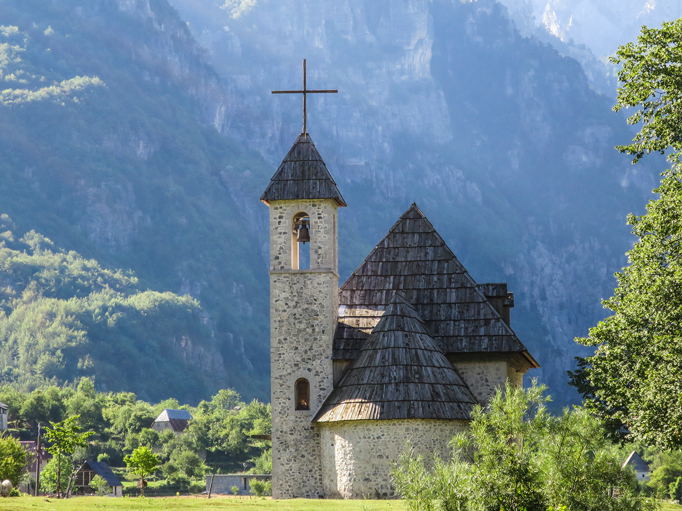 Půvabný kostelík z 19. století je dominantou křesťanské vesnice Theth