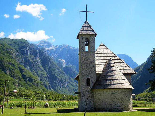 Půvabný kostelík z 19. století je dominantou křesťanské vesnice Theth