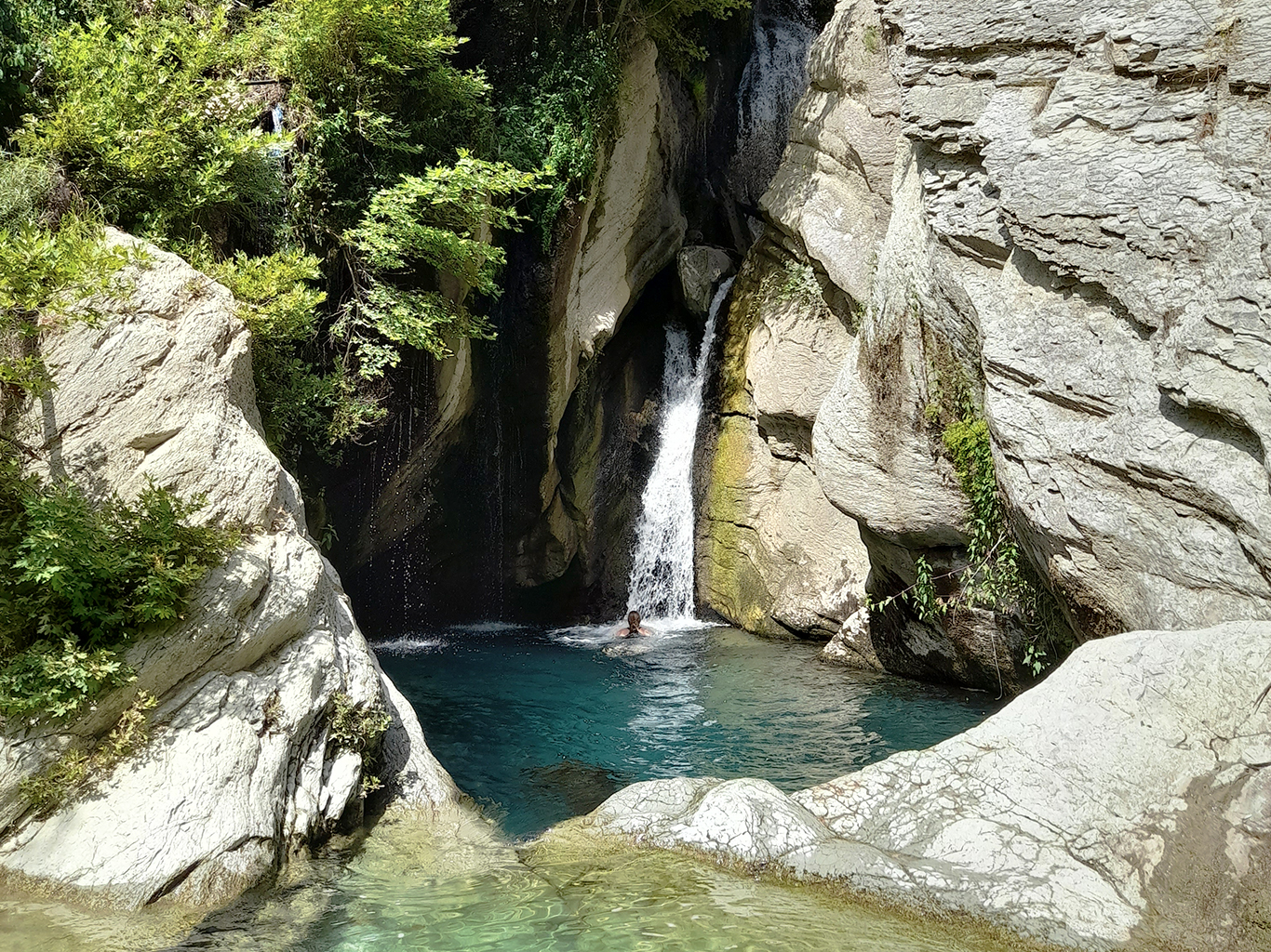 Koupačka pod vodopádem Bogovë je skutečně osvěžující záležitostí