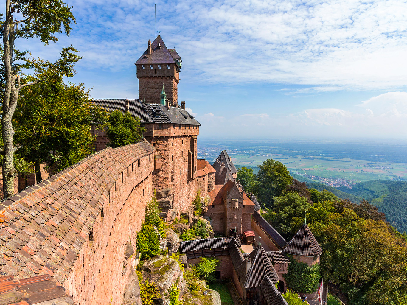 Pískovcový hrad Haut-Koenigsbourg se pyšní mohutnými hradbami