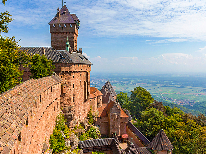 Pískovcový hrad Haut-Koenigsbourg se pyšní mohutnými hradbami