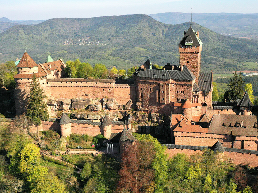 Hrad Haut-Koenigsbourg leží na skalním výběžku uprostřed lesů v pohoří Vogézy 