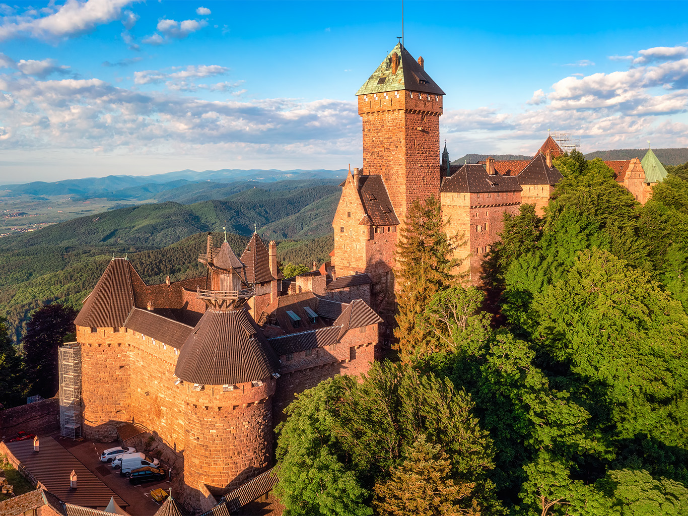 Hrad Haut-Koenigsbourg leží na skalním výběžku uprostřed lesů v pohoří Vogézy 