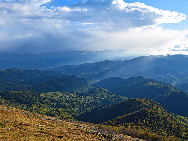 Pohoří Vogézy je charakteristické hustě zalesněnými vrcholy a pastvinami