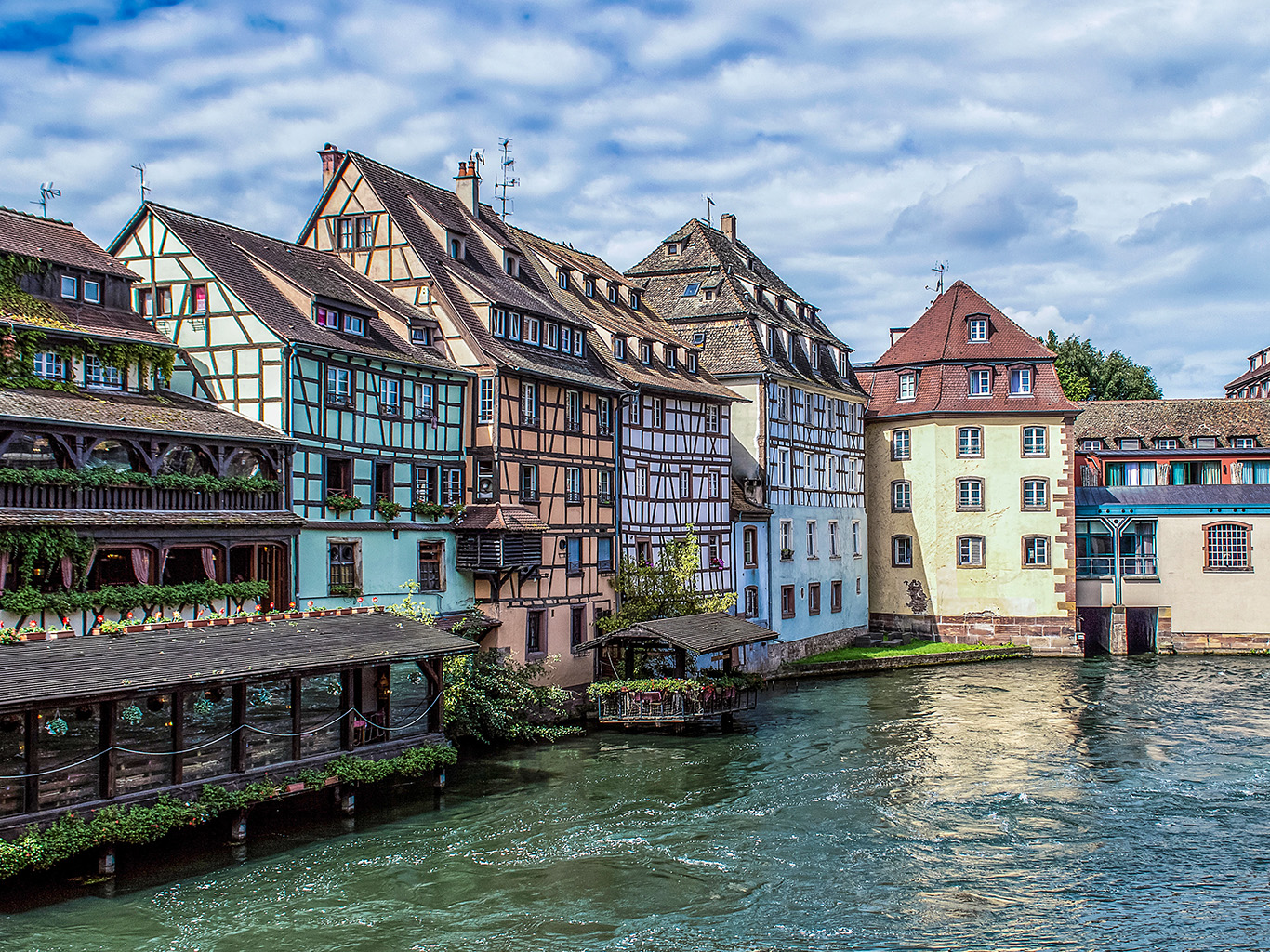 Štrasburská čtvrť Petite France je plná barevných hrázděných domků