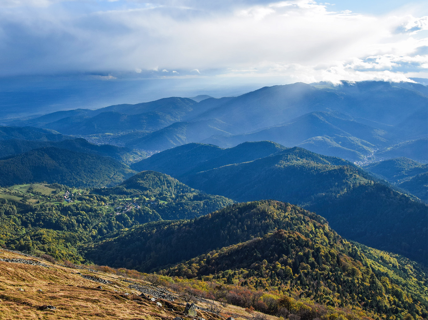 Pohoří Vogézy je charakteristické hustě zalesněnými vrcholy a pastvinami