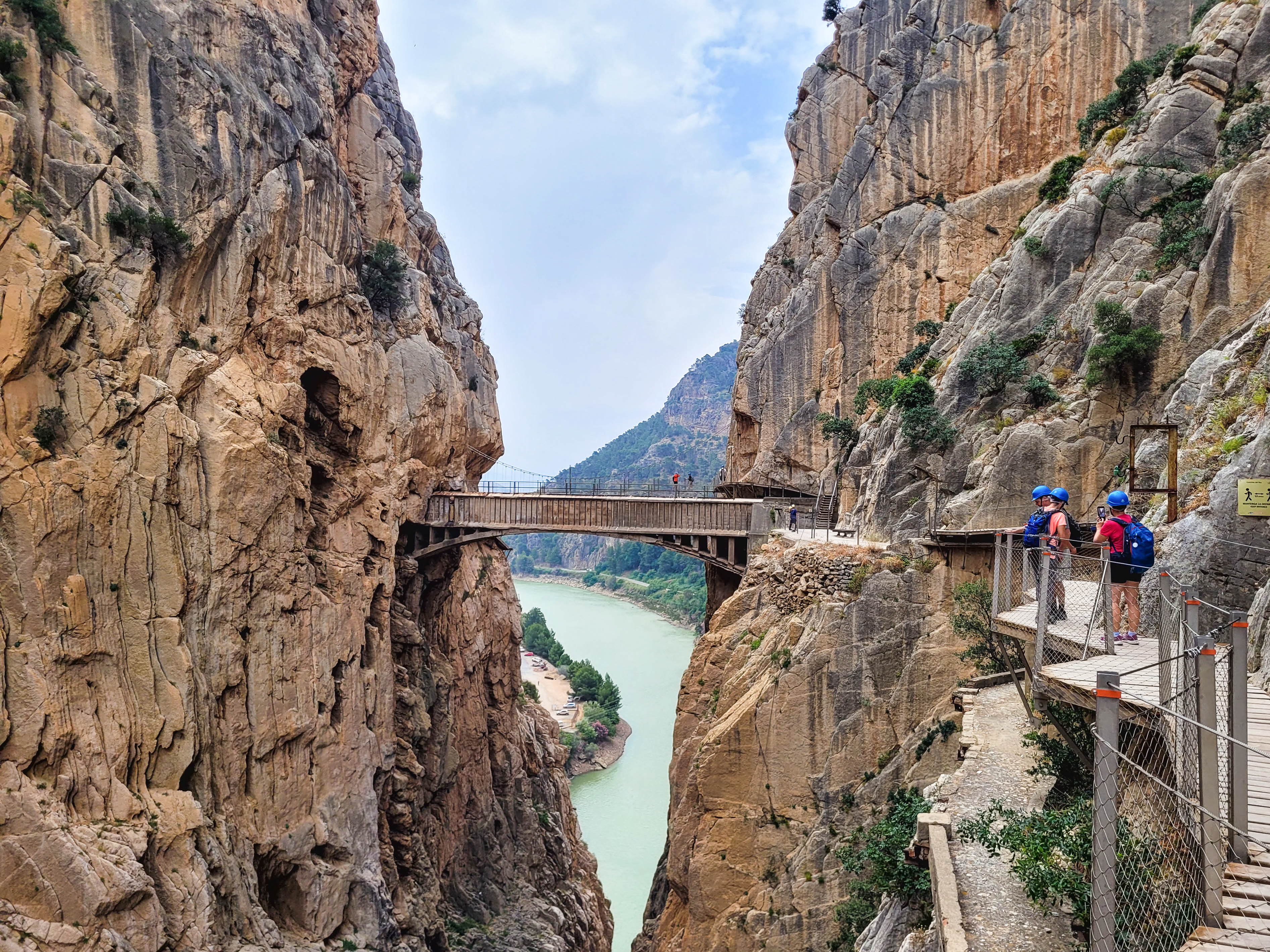 Caminito del Rey se vine podél strmých stěn soutěsky El Chorro