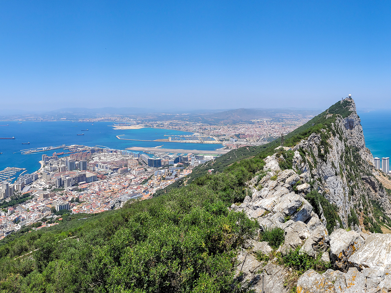 Skály na Gibraltaru dosahují do výšky impozantních 426 metrů