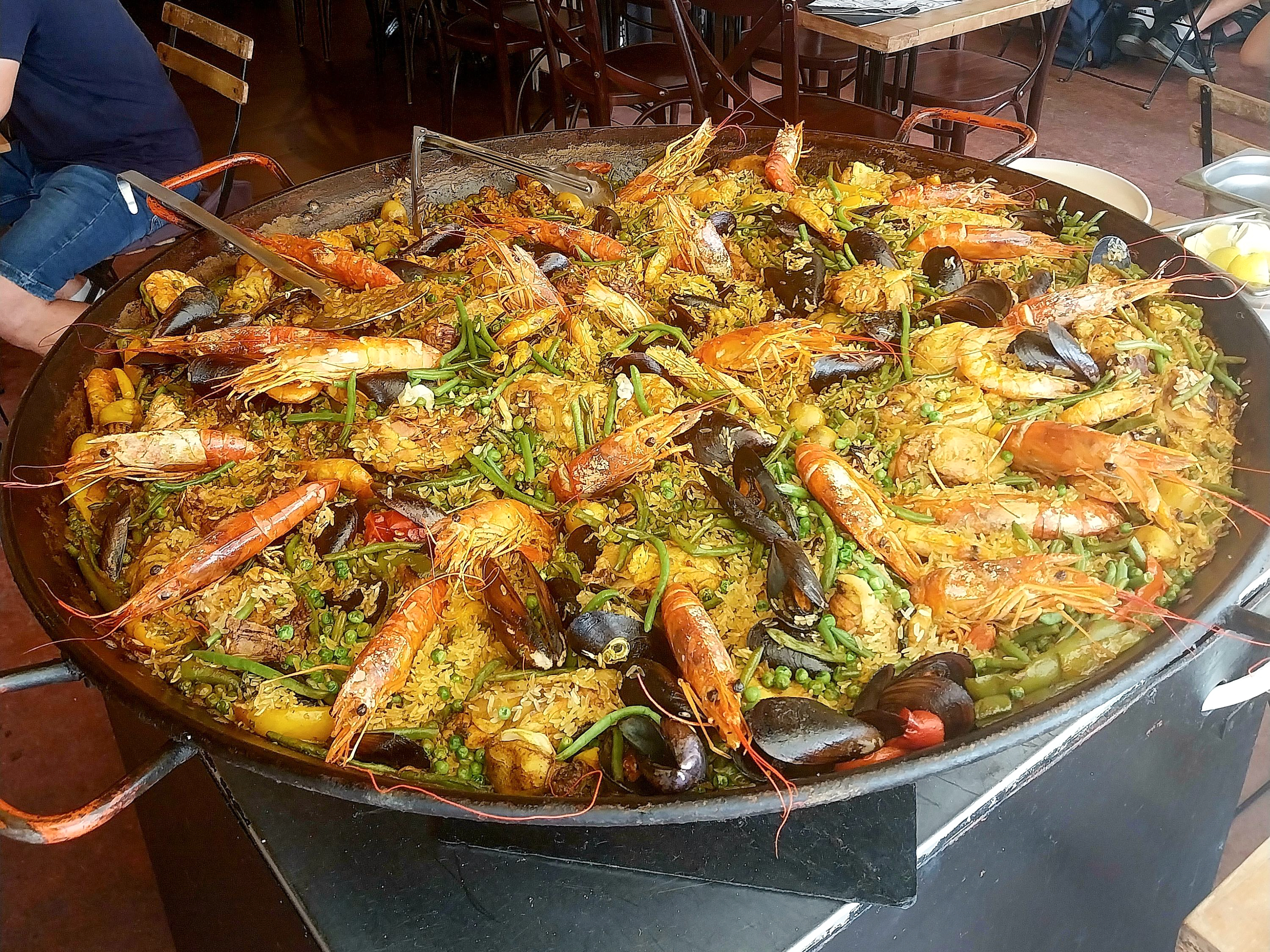 Jednou ze španělských specialit je paella s plody moře