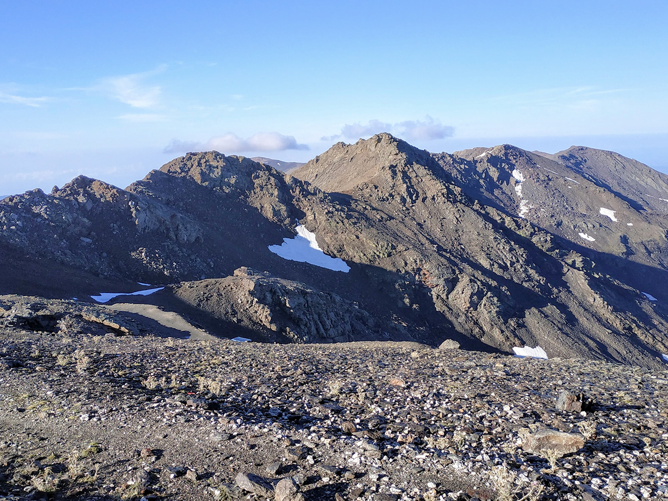 Několik vrcholků Sierra Nevady přesahuje svou výškou 3 000 m