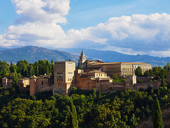 Na Granadu z výšky shlíží palác Alhambra