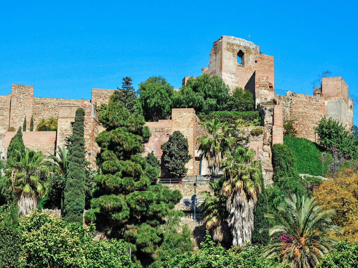 Dnešní Málaze vévodí působivá římská pevnost Alcazaba 