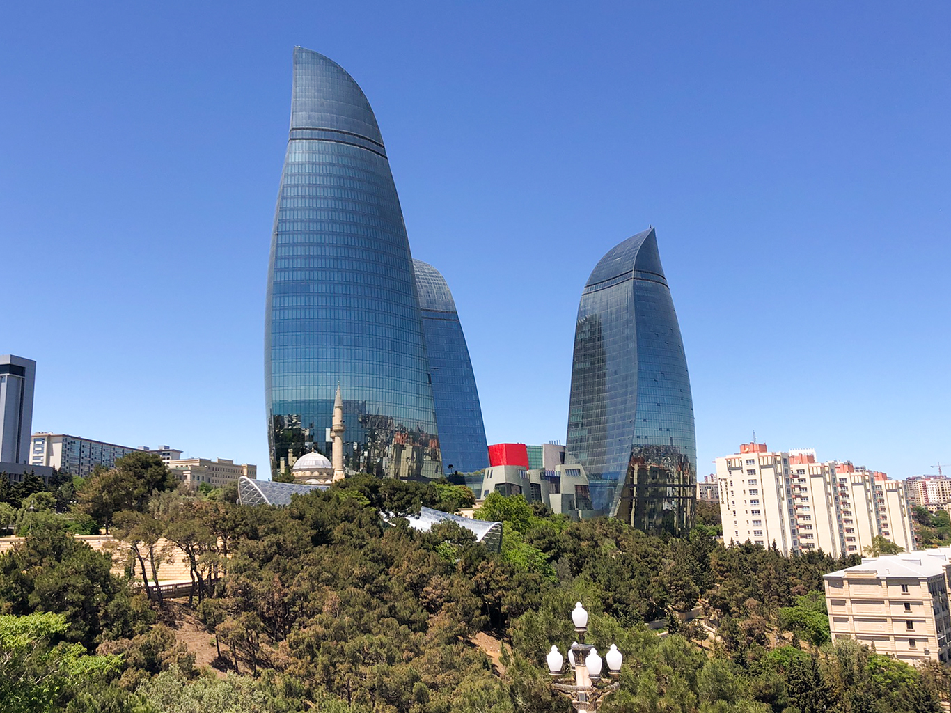 Skupina tří mrakodrapů v Baku se nazývá Flame Towers