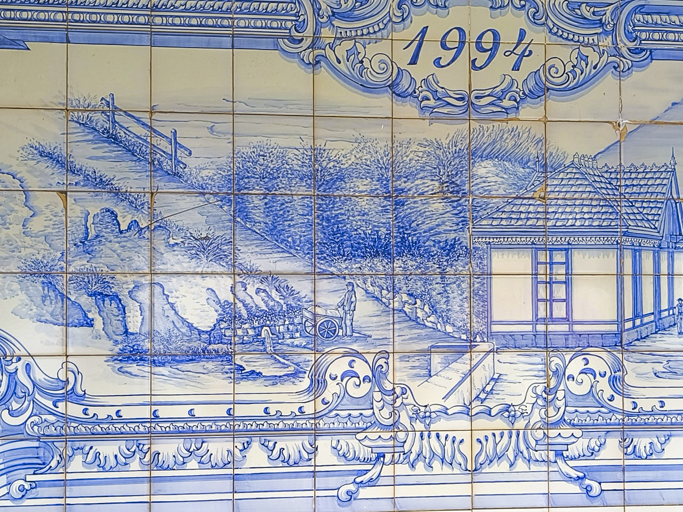 Ozdobné kachličky azulejos v typicky modro-bílém provedení