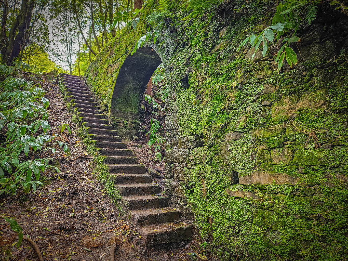 Jeden z akvaduktů podél stezky ke skalnímu otvoru Janela do Inferno