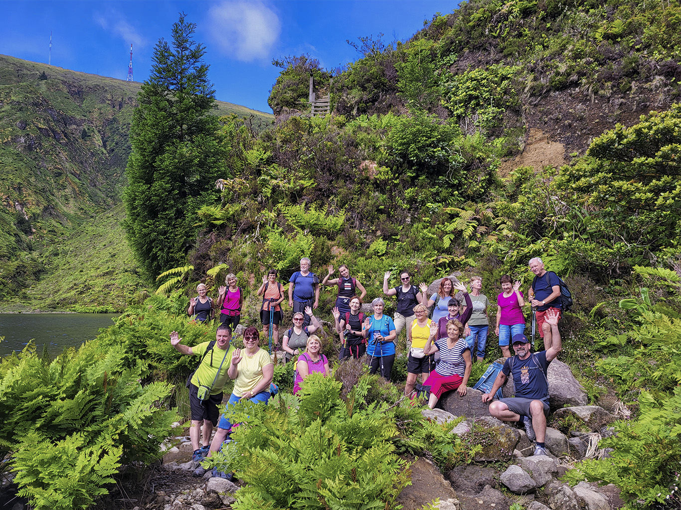 Účastníci zájezdu zdraví od kráterového jezera Lagoa do Fogo