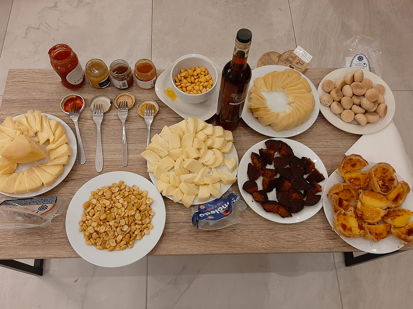 Příprava na ochutnávku azorských specialit