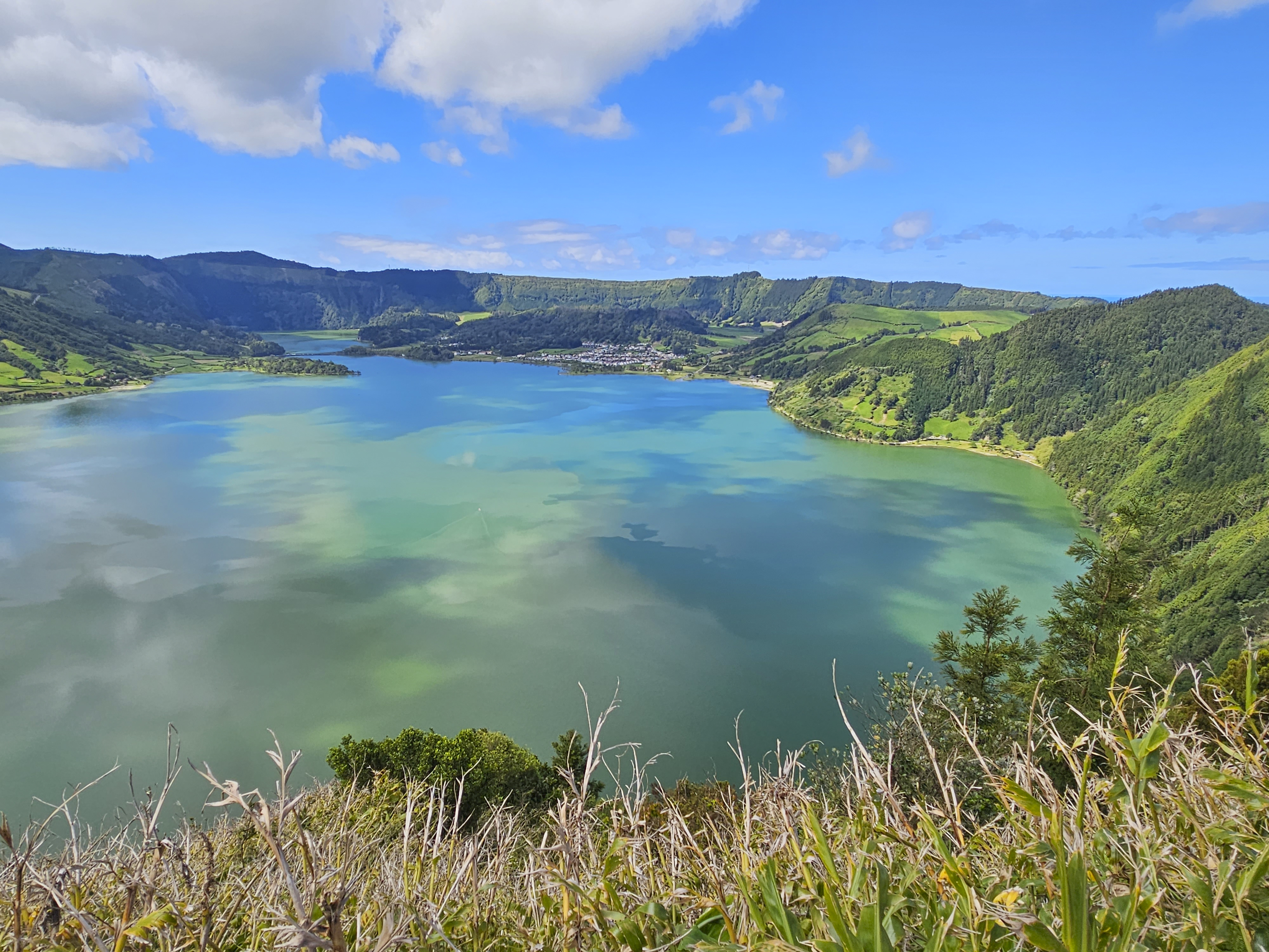 Kalderu Sete Cidades vyplňuje modré jezero Lagoa Azul