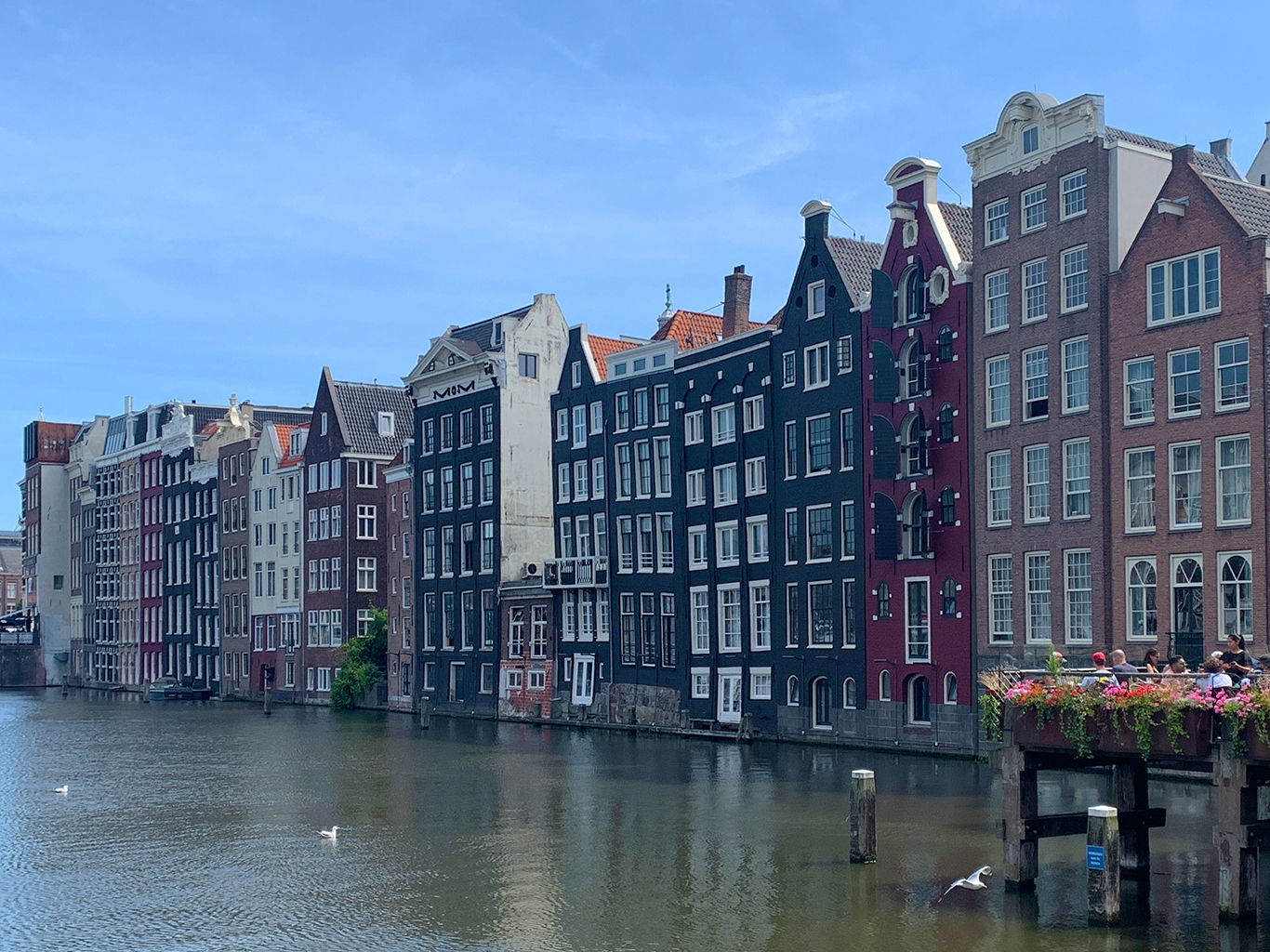 V Amsterdamu stojí domy přímo ve vodě