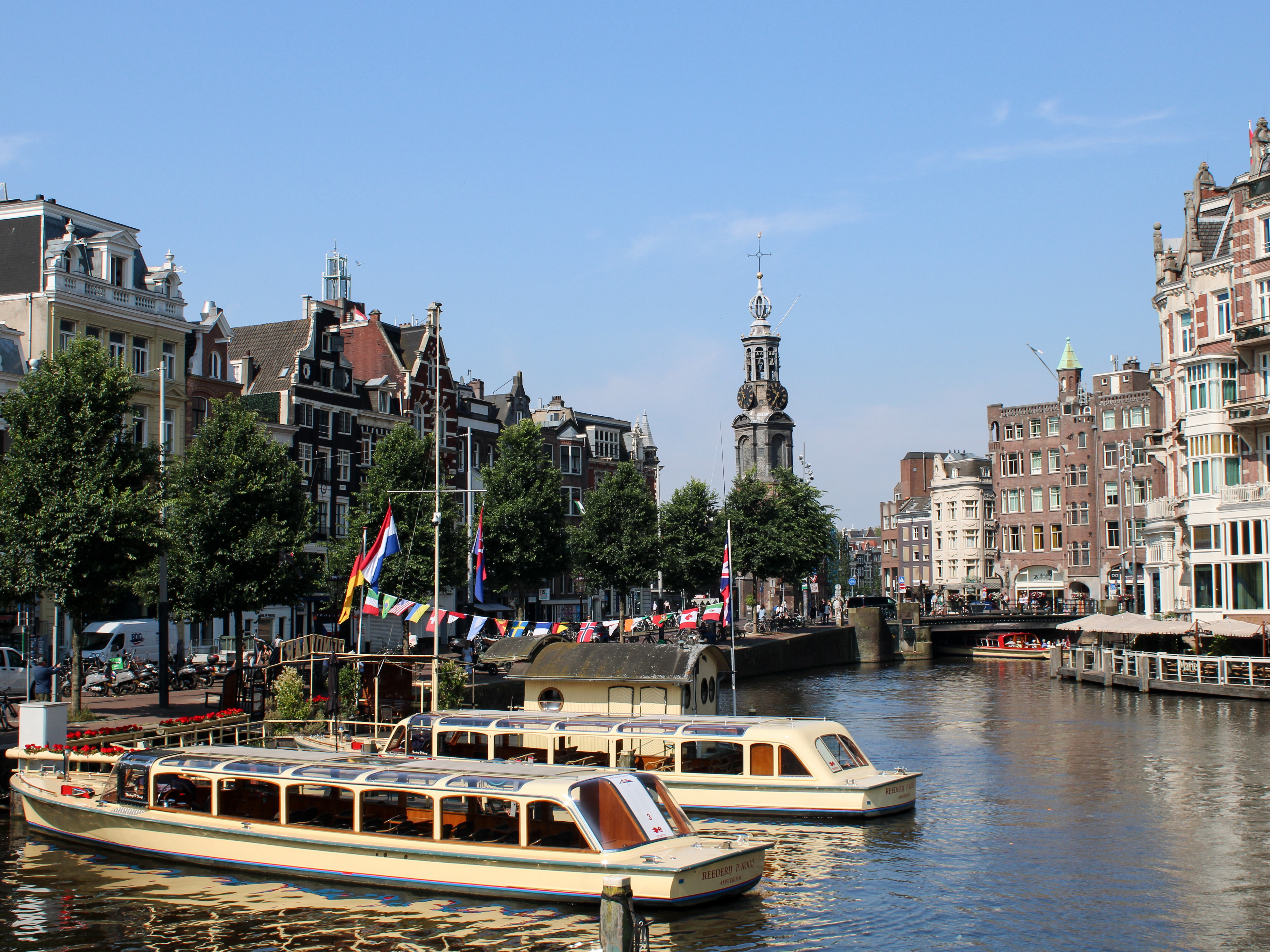 Příjemný způsob, jak si prohlédnout Amsterdam, je z paluby výletní lodi