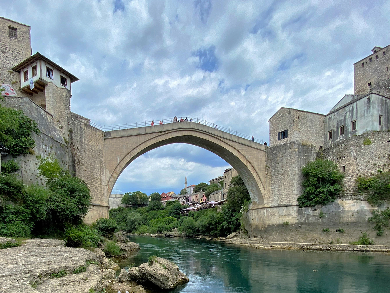 Stari most v Mostaru je občas využíván k adrenalinovým skokům