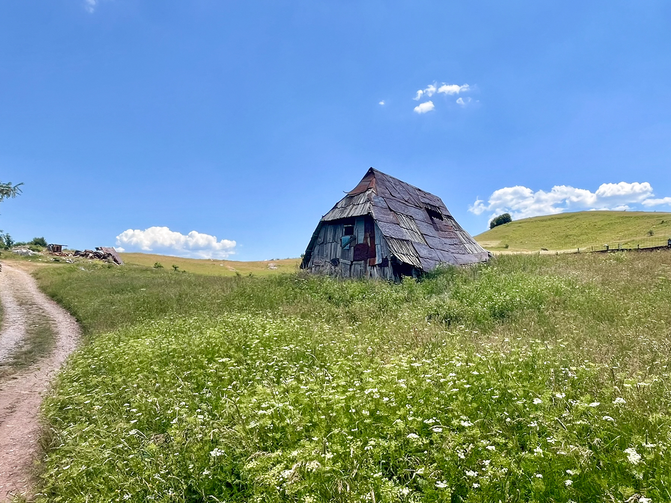 Domek poblíž izolované vesničky v národním parku Bjelašnica