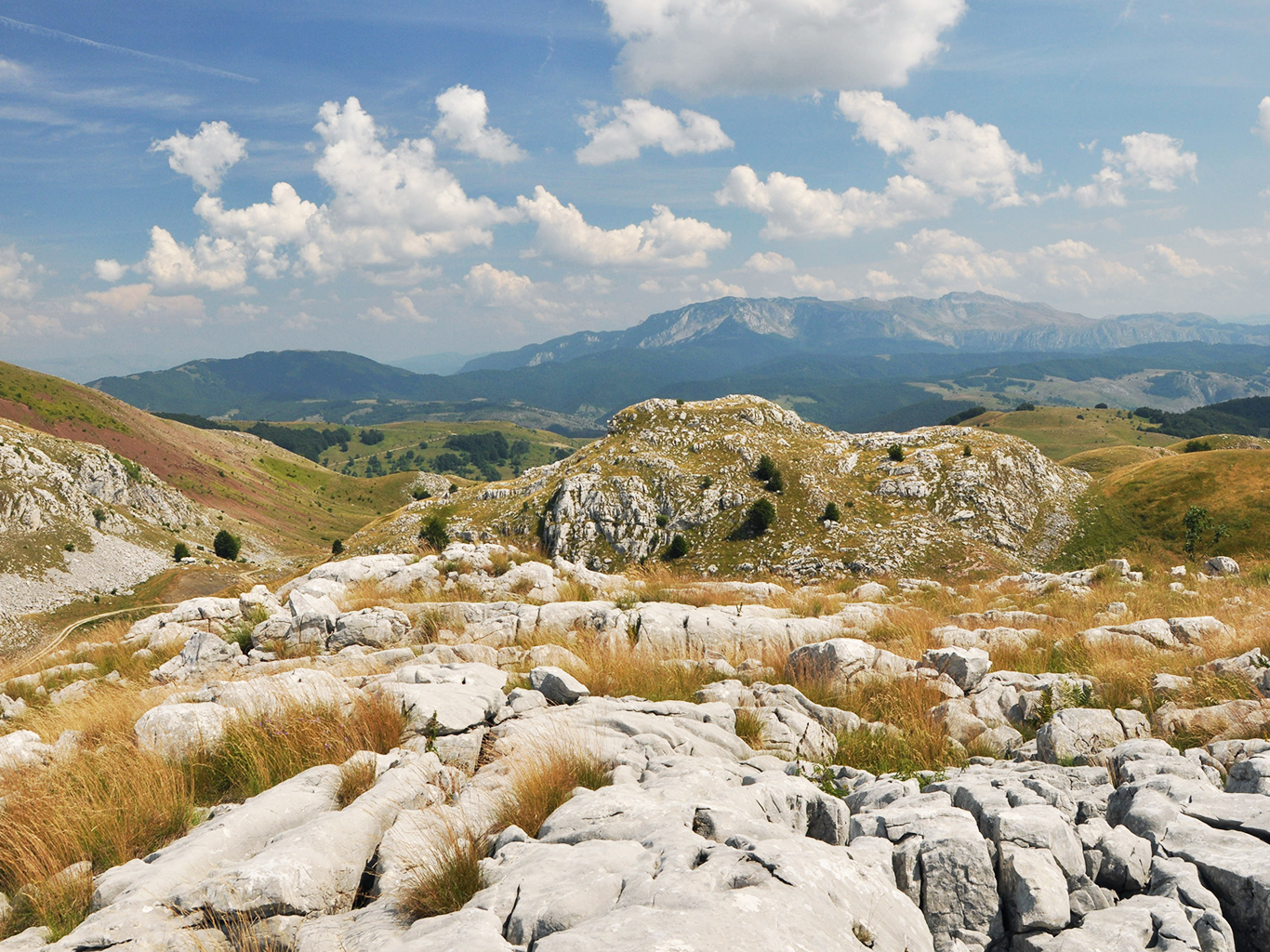 Vápencové skály v idylickém pohoří Bjelašnica