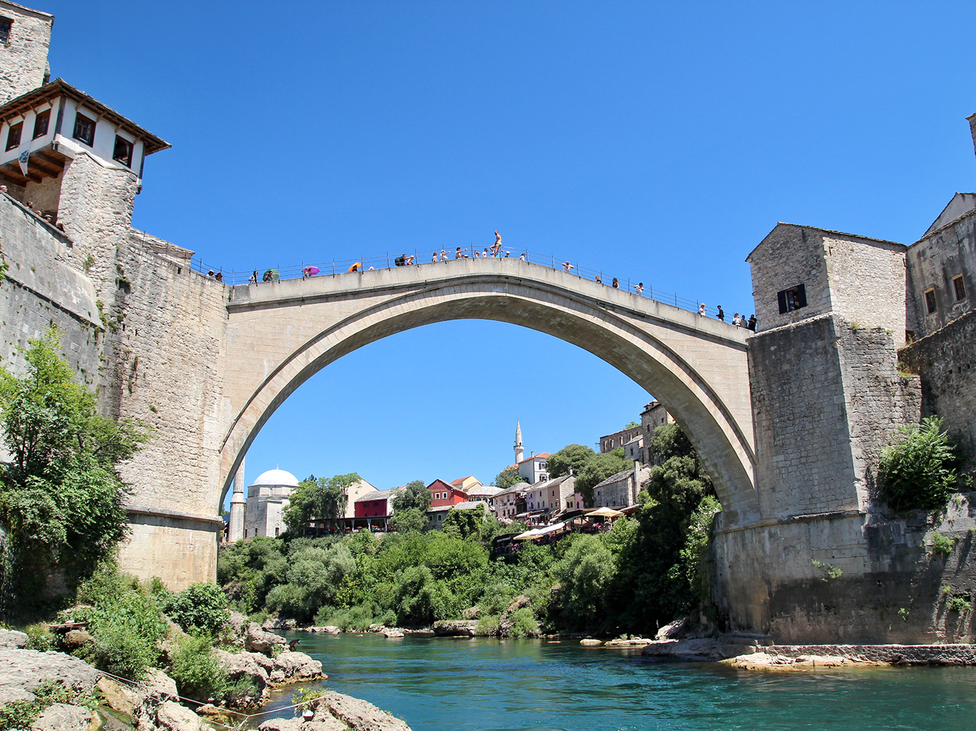Stari most v Mostaru je občas využíván k adrenalinovým skokům