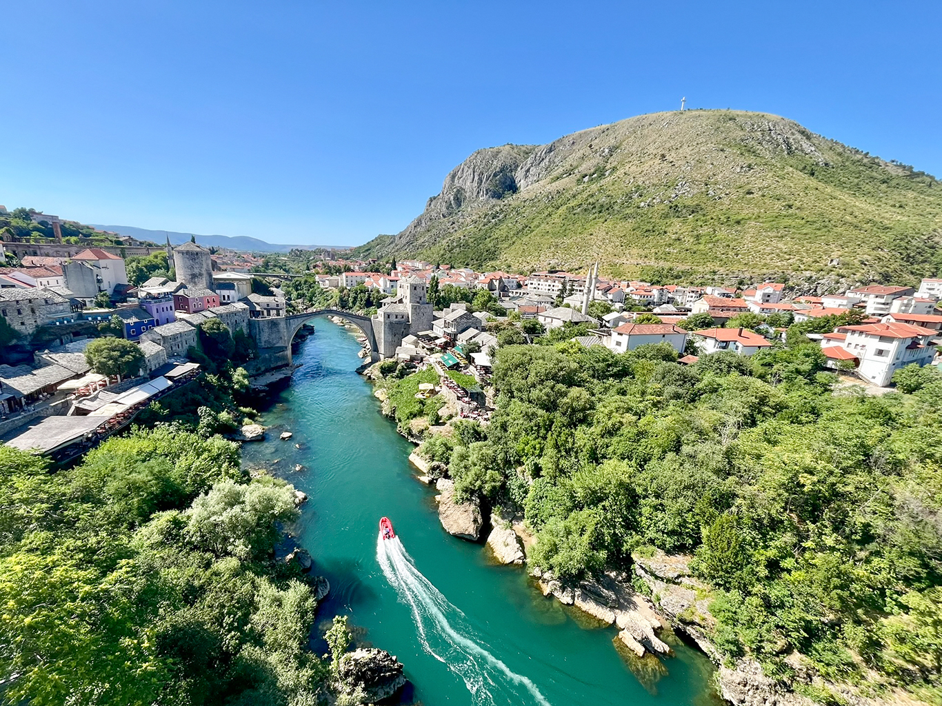 Stari most překlenuje v Mostaru řeku Neretvu