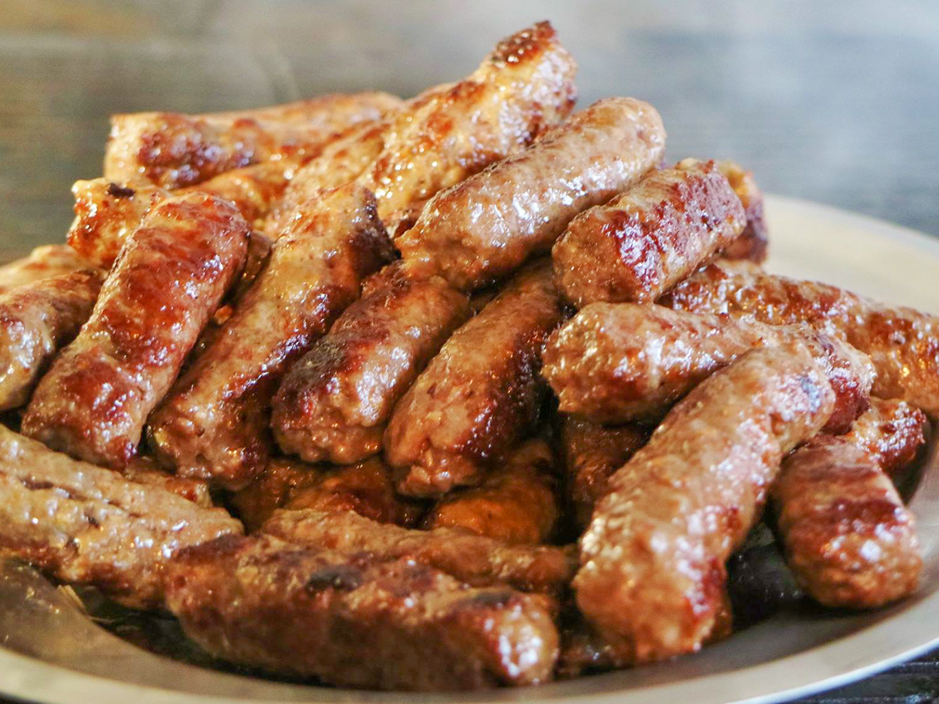 Ćevapi – válečky z mletého masa typické pro Balkán